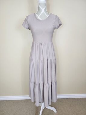 Short Sleeve Tiered Maxi Dress Size Medium Neutral Beige Casual Summer Knit